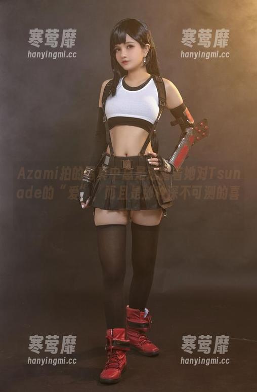 Azami拍的写真中总是透露着她对Tsunade的“爱”，而且是那种深不可测的喜爱！