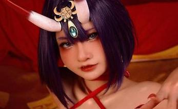 在Azami的布莱默顿写真里，cos不再是个人行为，而是一种全新的送别仪式……