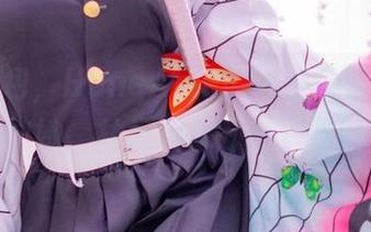 最新图包，HaneAme雨波穿红裙，优雅如她，林间溪水却一滴不留
