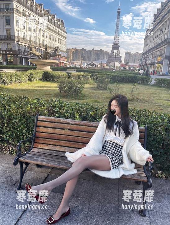 微密圈 - 图片里July芝岚的肉丝蓝高跟，难以忽视的存在，似乎隐藏了很多说不清的情绪。