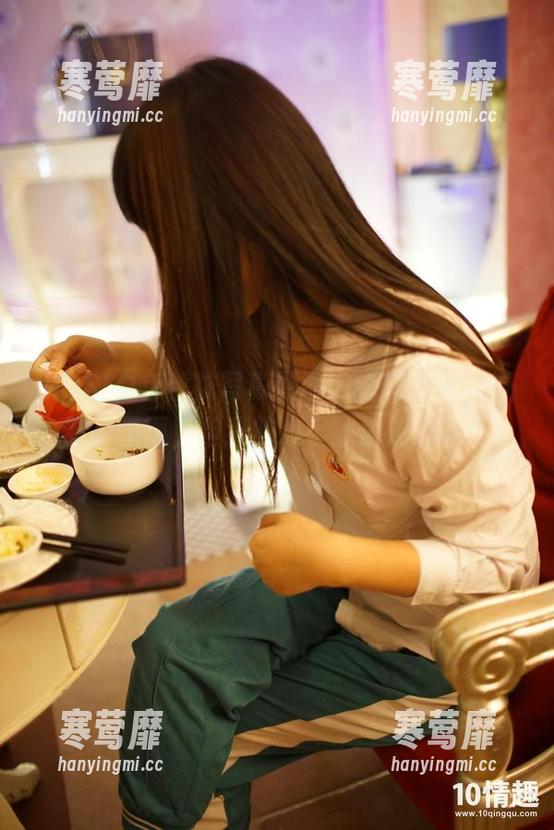 ROSI白色丝袜写真原图，我只能说，这腿是画面，但我的心早就被拐走了！