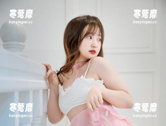 双手捧着Sia(시아)的棉袜在线，图片的欢乐感满满，彻底打破常规袜子形象！