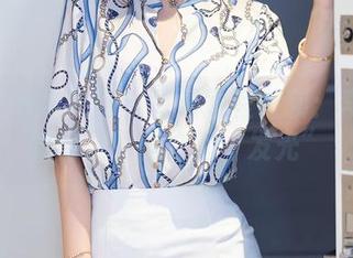 Xiuren秀人网 – 高清教室特辑：李丽莎如何在四壁之间“发光”
