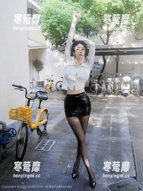 Xiuren秀人网 - 友谊的小船说翻就翻，福利在手，陆萱萱cecillia的美脚原图是我的导航！