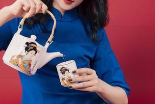 丽柜 – 允儿图册：少女们的妆容都在这里开派对！