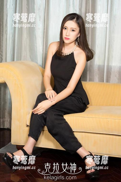 克拉女神 - 原图里的依娜丝，职业装和私拍是种微妙的调和，果然不愧是她。