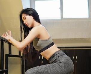 嗲囡囡 – 让人忍俊不禁的私拍：SiByl李思宁教你当高跟鞋绅士，走路姿势低调得就像自带BGM。