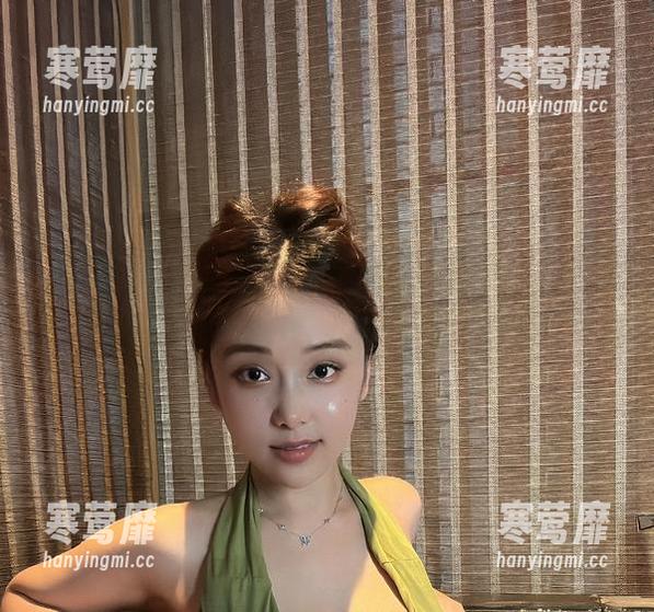 微密圈 - 奶雯的修女之旅！写真新更新，原来她还有这一款！