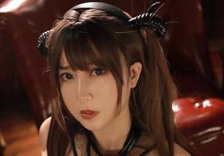 小容仔咕咕咕w的全套美脚图集，走路都带风了吗？