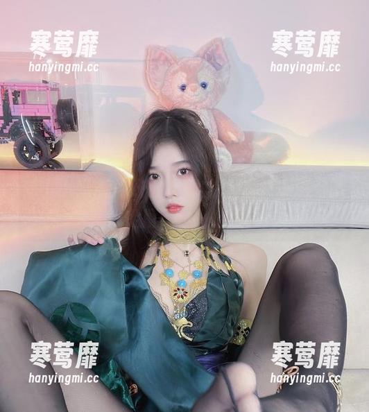 向小小奶瓶儿致敬，她的JK写真有股令人捉摸不透的魔力