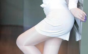 尤蜜荟 – 原图中的黄歆苑，竟然把女仆演绎成了什么都管的家长？壁纸要不要来一套？