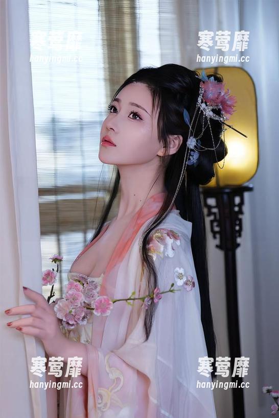 年年Nnian 年年Nnian,秋兮回归,cos起来真是绕不开的旋律,图集中都能找到我们的秋天。