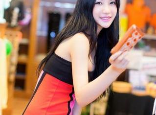 推女神 – 资源分享：施忆佳Kitty酱的清纯照中隐藏老道的自信。