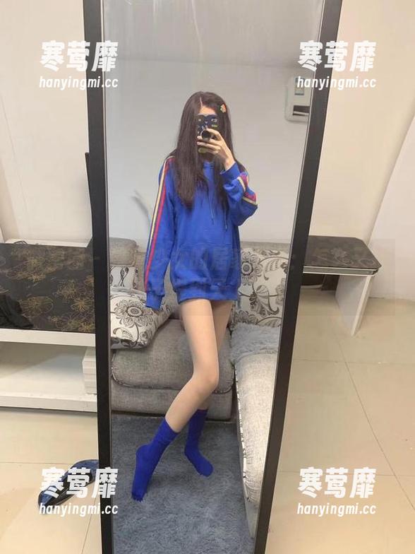 微密圈 - 提袜少女的居家写真：怎么又把袜子提到天上了？