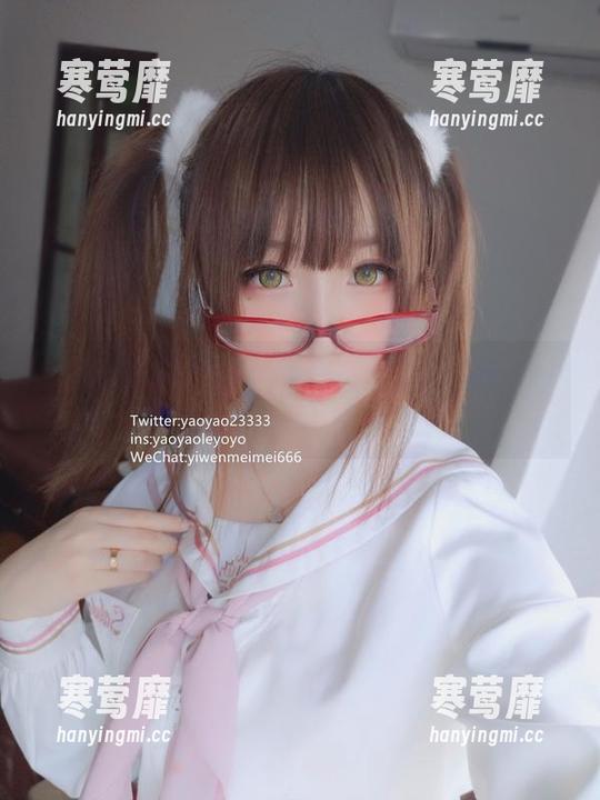 看过摇摇乐yoyo的“小秘书”作品，脑海里满是小插曲。
