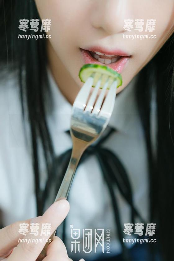 果团网 - 泳装+定制=周大萌的专属图集，看看有多少方式可以优雅地扑通进水！