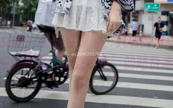 梦丝女神 – 不需要深刻，只要高清！看玥玥在超市里‘无处不在’的吃货本质