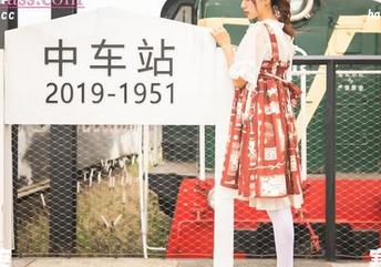 梦丝女神 – 这双脚指穿上色彩斑斓的丝袜，甜甜的精选图片果然没有让我失望，眼睛都快被晃花了！