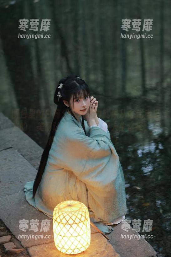 图包里的白莉爱吃巧克力就像从古代走出来的，美得让人质疑自己的人生选择，搞得我都想穿汉服了！