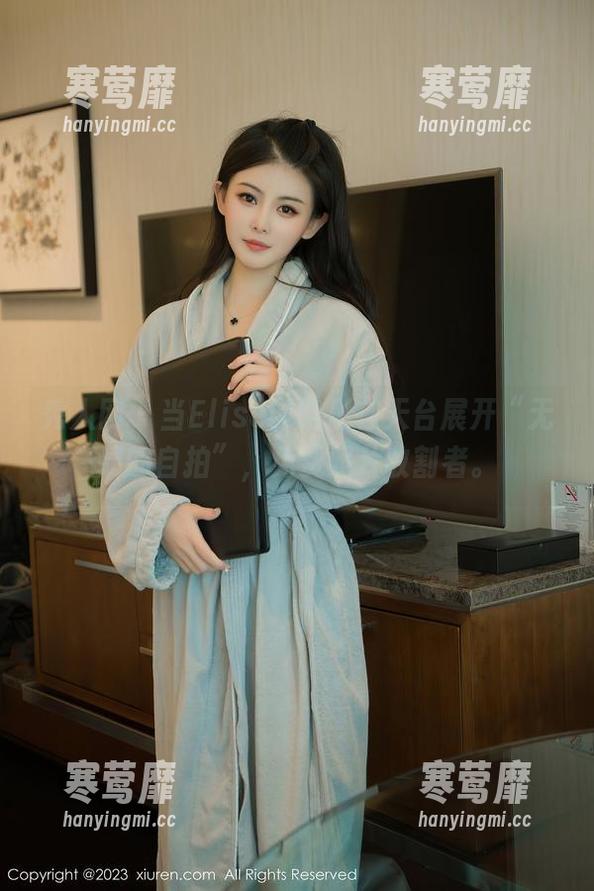 秀人网 - 当Elise谭晓彤在天台展开“无畏的自拍”，免费照片收割者。