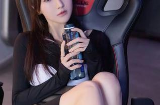 秀人网 – LindaLinda的美脚竟然在无圣光下闪闪发光？谁说没有灯光就没魅力？