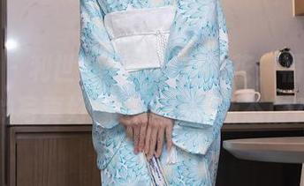 秀人网 – 利世在牛仔裤中撒花，福利满满的写真好像也是一种新态度？