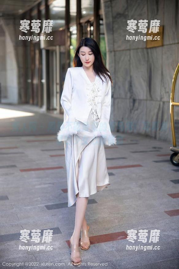 秀人网 - 周周不吃香菜的双马尾：写真集里的少女心症候群
