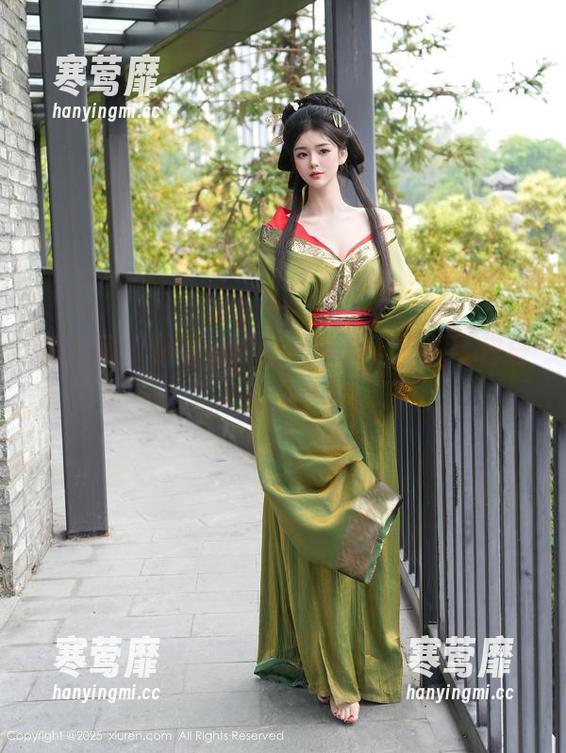 秀人网 - 小逗逗的红裙全集，原图带你进入她的小世界。