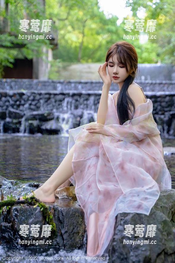 秀人网 - 当吊裙与黑丝相遇，尤妮丝的写真作品成了心跳的代名词