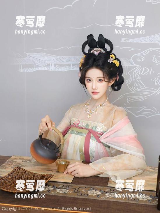 秀人网 - 图包来了，软软酱在天台上野餐，是窗外的风太浪漫了！