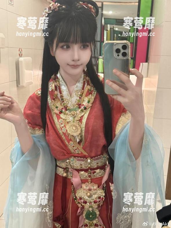无圣光也太贴切了，秋山AkI和她的高跟鞋，在镜头前优雅地转身，我不自觉想加入她的舞台。