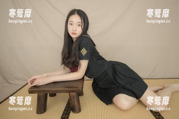 紧急企划 - 瑜伽展开了，小恩的写真下载连线！不过我这个姿势跟她差得远啊！