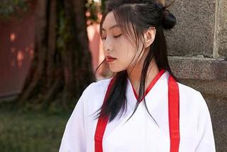 蜜桃社 – 杏子的毛衣，套图里满满都是线条的舒适。