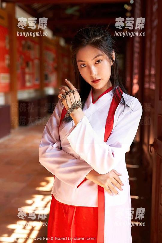 蜜桃社 - 美图更新，梦乃Mandy的泳装穿搭太有创意，居然让我想起了小时候的游泳课！
