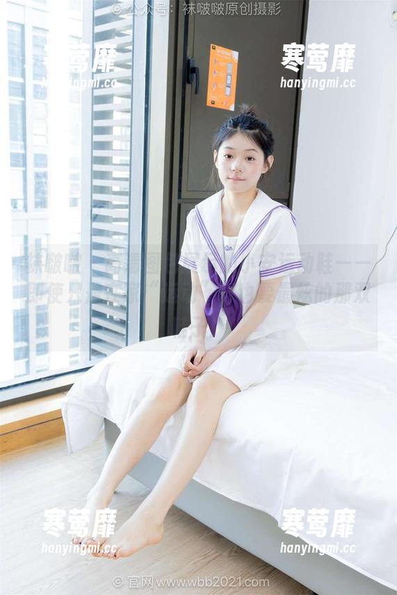 袜啵啵 - 高清图包展示的小安运动鞋——即使只是在家“运动”，也要最炫的那双鞋子！