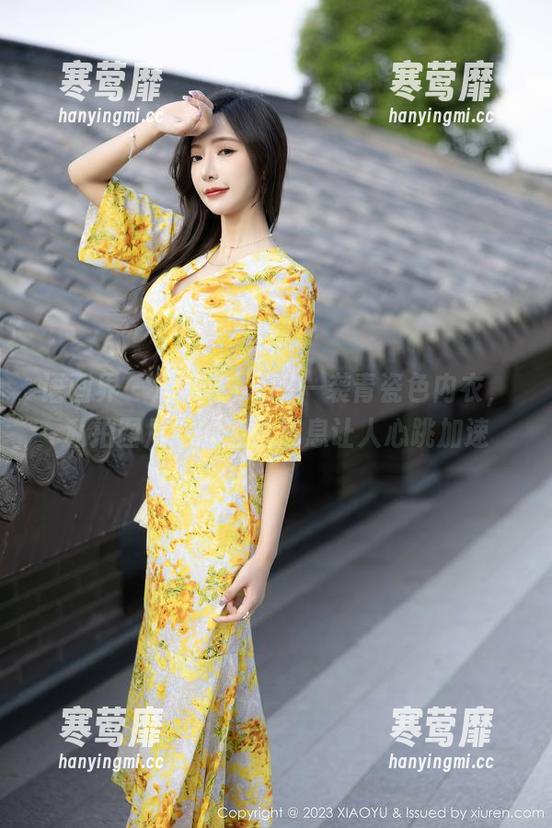 语画界 - 冯木木LRIS一袭青瓷色内衣，私拍图片中的轻盈气息让人心跳加速