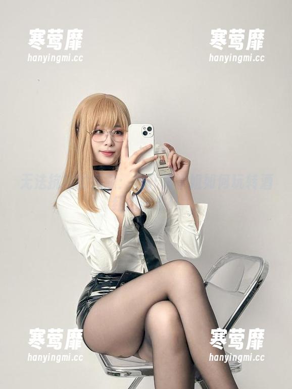 无法抗拒的资源：看轩萧学姐如何玩转酒红色睡衣！