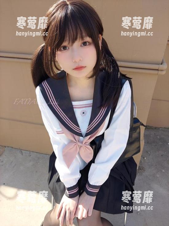 精选图片：迷之呆梨的豹纹睡衣秀，完全是个女王！