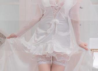 当雯妹不讲道理穿上豹纹，在照片里俨然成了“猫系Coser”的女王！