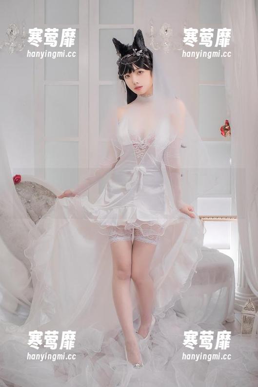 当雯妹不讲道理穿上豹纹，在照片里俨然成了“猫系Coser”的女王！