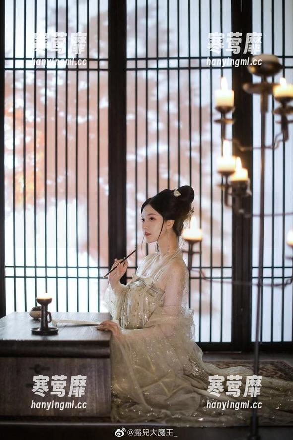 露儿大魔王私拍：礼服庙会，来看看谁最会卖萌！
